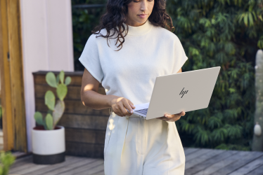 Cashmere_AMD_Device_Swap_Correction_03749_VisID25_Cashmere_14_CS_EliteBook_X_G2a_GlacierSilver_Lifestyle_Image_6275701